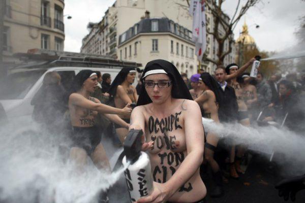 Les Femen sont des "victimes" selon Caroline Fourest, et sont "touchantes" selon Anne Hidalgo...