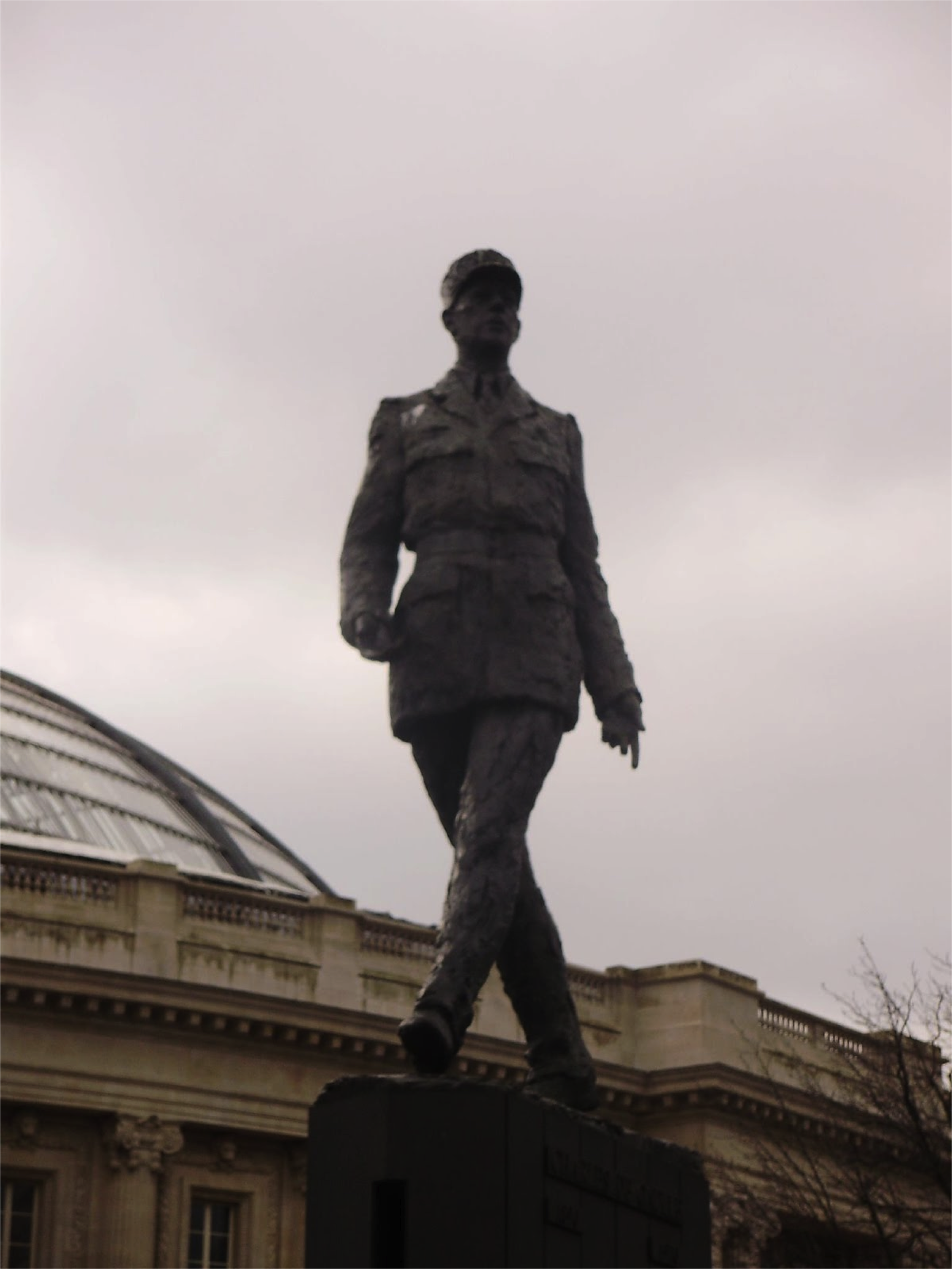 Charles de Gaulle (statue près des Champs-Élysée, à Paris)