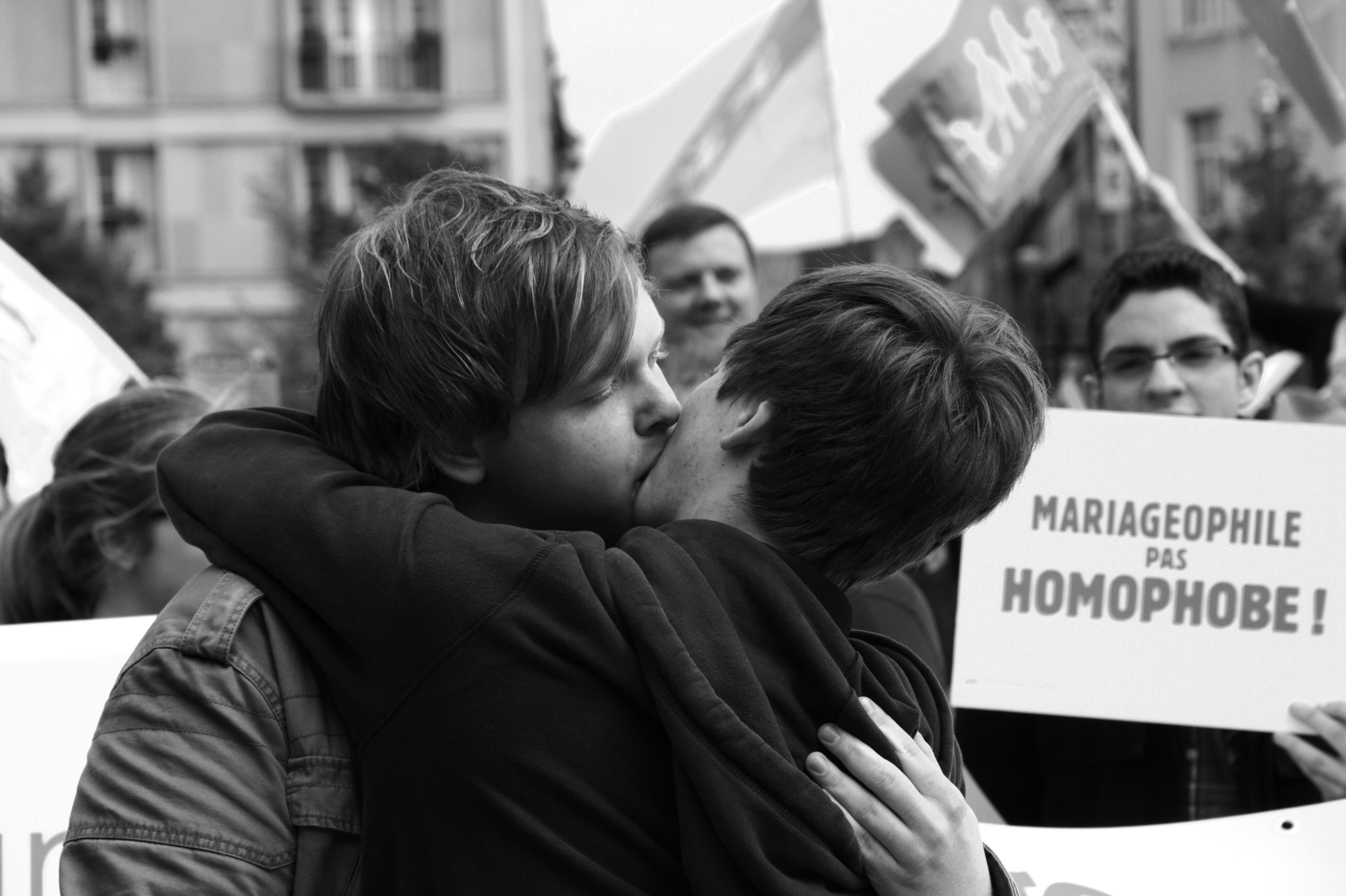Le "kissing" public homo = paradoxal geste d' "amour" agressif et militant